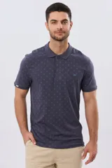Remera polo de manga corta en color azul marino, con estampado sutil de pequeños motivos geométricos, cuello camisero y cartera con tres botones.