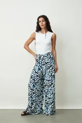 Pantalón ancho de tiro alto, color negro, con lazo para atar en la cintura.