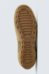 Zapatilla de estilo retro con cordones, confeccionada en una combinación de piezas de tela y cuero con acabado de gamuza. Cuenta con suela dentada en contraste.