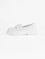 Mocasines blancos de cuero vegano con suela track y detalle de antifaz.
