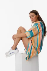 Zapatillas bajas con estampado animal print de leopardo, cordones negros y suela blanca.