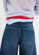 Jeans Orlando de corte wide leg y tiro medio, en tono azul clásico con efecto desgastado.