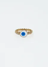 Anillo dorado con esferas y dije circular con diseño de ojo turco blanco, celeste y negro.