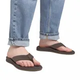 Ojotas Reef Phantom II color marrón con plantilla texturizada y correa sintética con diseño de rayas.