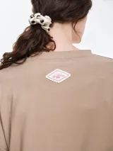Buzo de dormir de cuello redondo y manga larga con hombros caídos y corte holgado.