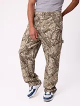 Pantalon recto de lona, color beige, con diseño de paneles reforzados en las piernas y cierre frontal con boton.