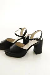Sandalias de taco grueso y plataforma delantera, confeccionadas en cuero vacuno color dorado con tira en la parte frontal y correa ajustable al tobillo.