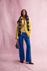 Zapato tipo mule de tacón fino en piel de color marrón, con diseño de escote redondo y punta cuadrada. Colección especial Fruit of the Loom x Zara.