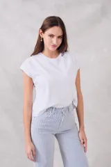 Remera de algodón peinado color gris oscuro con efecto lavado, corte oversize y mangas cortas tipo capa.