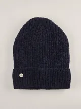 Gorro de lana azul marino con detalle de etiqueta metálica con logo de la marca en el dobladillo.