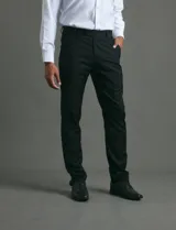 Pantalón de vestir de corte recto y línea limpia, sin pinzas. Confeccionado en una mezcla de poliéster y viscosa, presenta un diseño clásico y estructurado.
