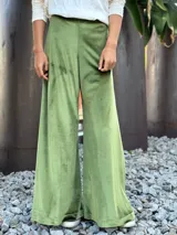 Pantalón de terciopelo azul grisáceo, de corte palazzo y tiro alto.