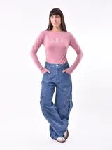 Remera de manga larga color gris oscuro, ajustada al cuerpo, con un estampado frontal de flores y texto en color blanco.