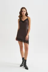 Vestido mini marrón de poliéster, con escote en V, tirantes regulables y detalles de encaje negro en el escote y el ruedo.