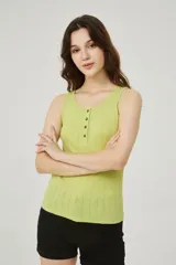 Musculosa verde de bretel ancho y corte ajustado, con botones en el escote.