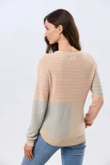 Buzo tejido de algodón con diseño colorblock y rayas, de cuello redondo y manga larga.