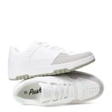Championes urbanos de estilo retro, color negro, con diseño de paneles en cuero sintético y gamuza. Presentan perforaciones en la puntera para mayor ventilación, cordones al tono y suela de goma resistente.