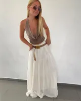 Falda larga blanca con volados escalonados y cintura elástica.