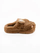 Pantuflas de peluche color tostado con diseño de cara de koala, orejas sobresalientes y suela de goma.