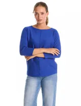 Buzo de tejido fino con cuello redondo, manga tres cuartos con puños acanalados y detalle de pespunte vertical en el frente. Presenta un diseño liso con aplique de botones en la espalda.