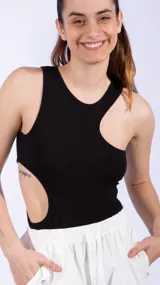 Body negro de algodón con corte irregular y abertura en la cintura.