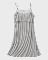 Camisón maternal rosado con breteles ajustables, diseño tipo solera apto para embarazo y lactancia, confeccionado en algodón y fibras de bambú con spandex, con detalles de puntilla elastizada en el escote.