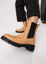 Bota de cuero color camel, estilo Chelsea, con elásticos laterales negros y suela track negra.