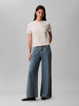 Remera color crema de algodón regenerativo, corte regular, cuello redondo y mangas cortas. Presenta logo archive bordado en el pecho.