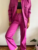 Pantalón fucsia de cuero sintético con textura croco, corte recto y tiro alto.