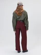 Pantalón sastrero de tiro medio y pierna ancha, con diseño a rayas verticales finas y detalle de vivos negros en la pretina y a lo largo del frente.