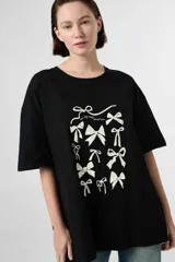 Remera de algodón gris melange con corte oversize, manga corta y estampa localizada en el frente con motivos deportivos en tonos verde y rosado.