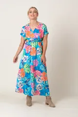 Vestido midi con estampado de hojas de colores, escote en V cruzado, mangas cortas y lazo en la cintura.