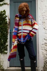 Campera de punto con cierre frontal, diseño de rayas horizontales multicolores y textura suave. Cuenta con cuello alto y mangas largas.