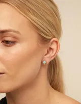Aro piercing plateado con forma circular y una perla blanca en el centro.