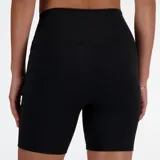 Short de running negro ajustado al cuerpo, con cintura alta y logo de la marca en la pierna izquierda.