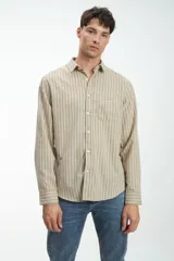 Camisa de manga larga a rayas verticales color beige y marrón claro, con bolsillo en el pecho y botones personalizados.