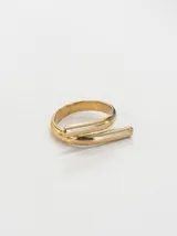 Anillo abierto ajustable de acero quirúrgico dorado, con diseño envolvente y extremos redondeados.