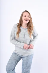 Pijama de dos piezas compuesto por una remera de manga larga con cuello redondo y cartera de botones, y un pantalón largo de corte recto. Ambas prendas presentan un estampado geométrico sutil en tonos gris y azul.