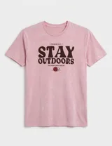 Remera de manga corta con efecto marmolado en color fucsia y estampa gráfica en el pecho con la frase 'STAY OUTDOORS'.