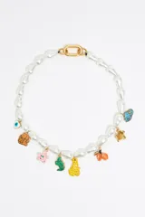 Collar de perlas blancas con cierre de mosquetón dorado y colgantes de charms esmaltados con forma de ojo turco, tigre, flor rosa, rana, leopardo, durazno, flor dorada y elefante azul.