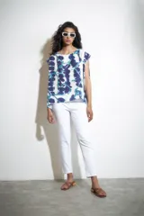 Blusa estampada con cuello redondo y mangas cortas.