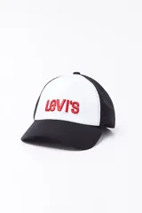 Gorra de béisbol Levi's con visera curva, paneles frontales blancos y paneles traseros negros. Logotipo de Levi's bordado en rojo en el frente.