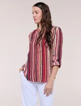 Blusa Zac & Rachel de gasa estampada con rayas verticales en tonos rojos, bordo y azul marino. Cuenta con cuello a la base, escote en V con tapeta de botones y mangas largas regulables.
