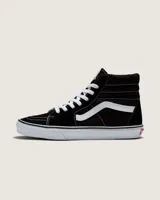 Championes Vans modelo Sk8-Hi de caña alta, confeccionados en una combinación de lona y gamuza resistente. Presentan diseño clásico en color negro con la icónica banda lateral blanca, cordones blancos, puntera reforzada y suela de caucho tipo waffle para mayor agarre.