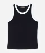 Musculosa negra de ribana con cuello redondo y sisas con ribete blanco en contraste.