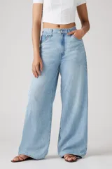 Pantalón de jean celeste, tiro medio, corte amplio y estilo baggy.