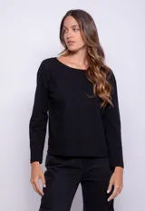 Remera negra de manga larga con cuello redondo.