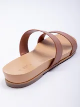 Sandalia baja color marrón de símil cuero con doble tira sobre el empeine.