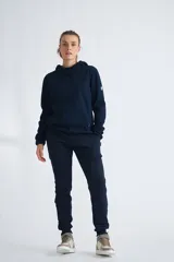 Pantalón de jogging color azul marino, de corte ajustado con puños elásticos en los tobillos y bolsillos laterales.