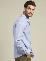 Camisa de vestir a rayas verticales azules y blancas, de corte regular fit y manga larga.